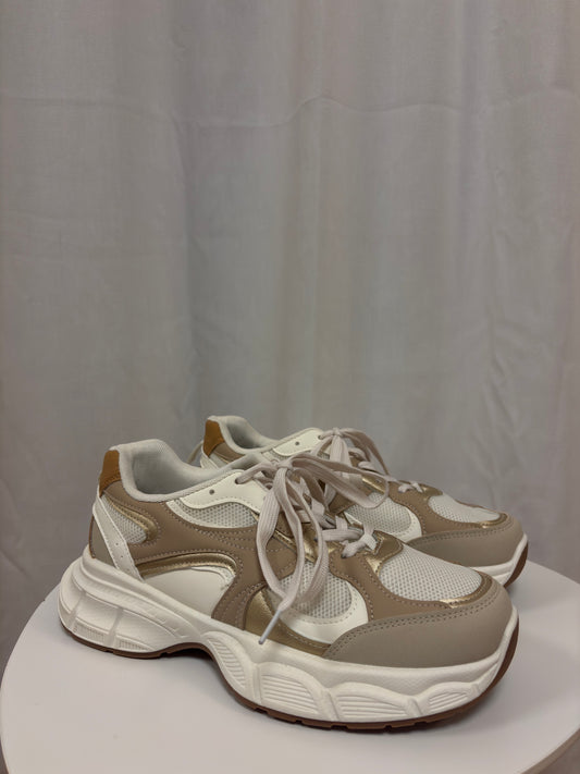 Damen sneaker weiß seiten aufnahme taupfarbene Details